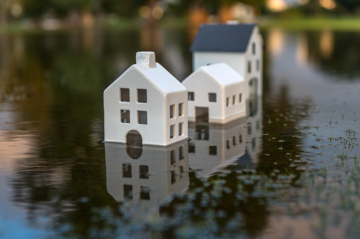 Doomed Beach Homes and the Flood Insurance Loophole: Why Owners Wait for Collapse post thumbnail